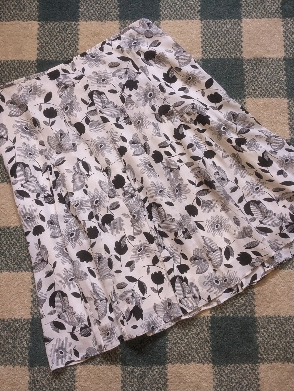 100% Silk Flowy Jones New York Floral Black And White Print Skirt Size 12